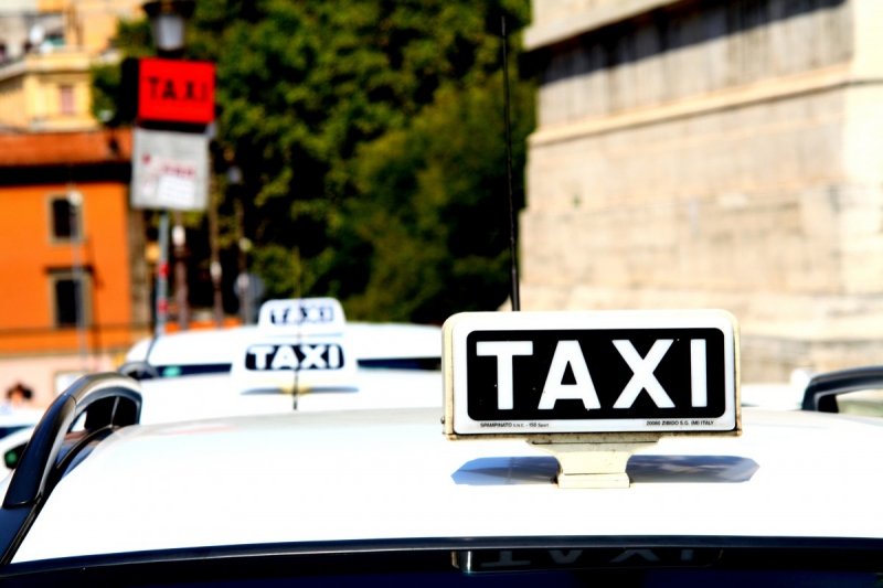 taxis-AMPUS-min_taxi_auto_rome_road_white-1051610